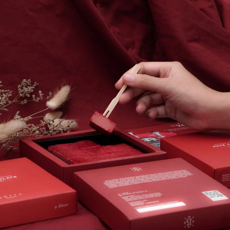 Cakglo bean-to-bar work — premium pavé chocolate from Indonesian cacao, tasted from the box