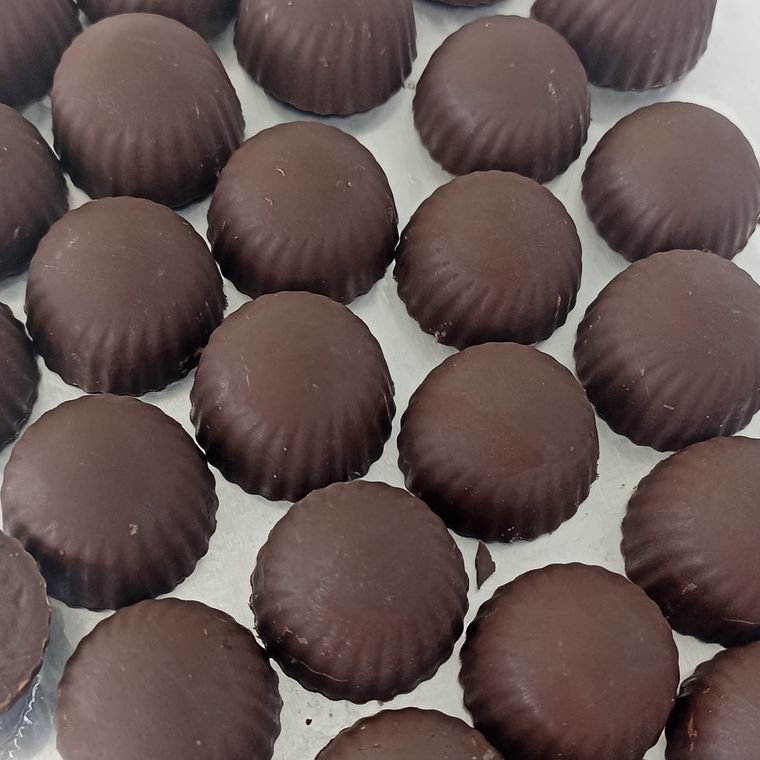Craft chocolate made from single-origin Indonesian cacao