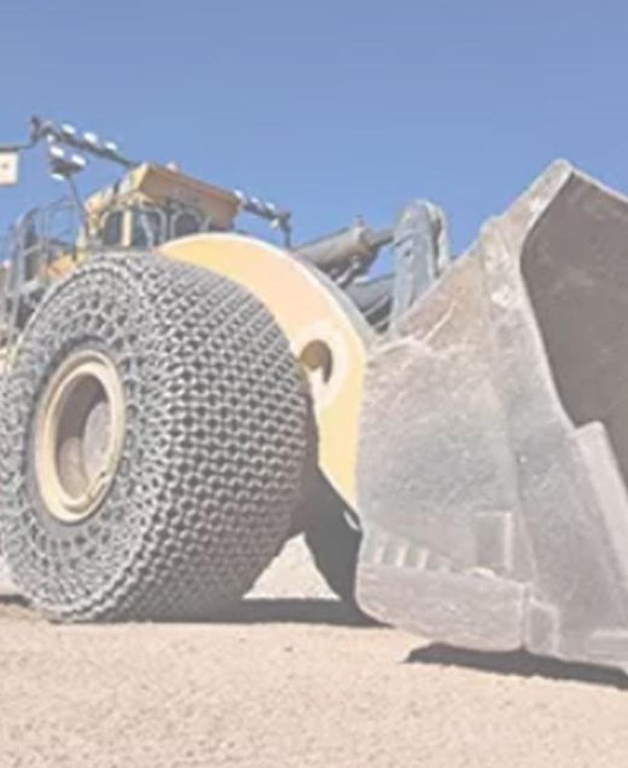 Mining loader fitted with a dense tire protection chain mesh