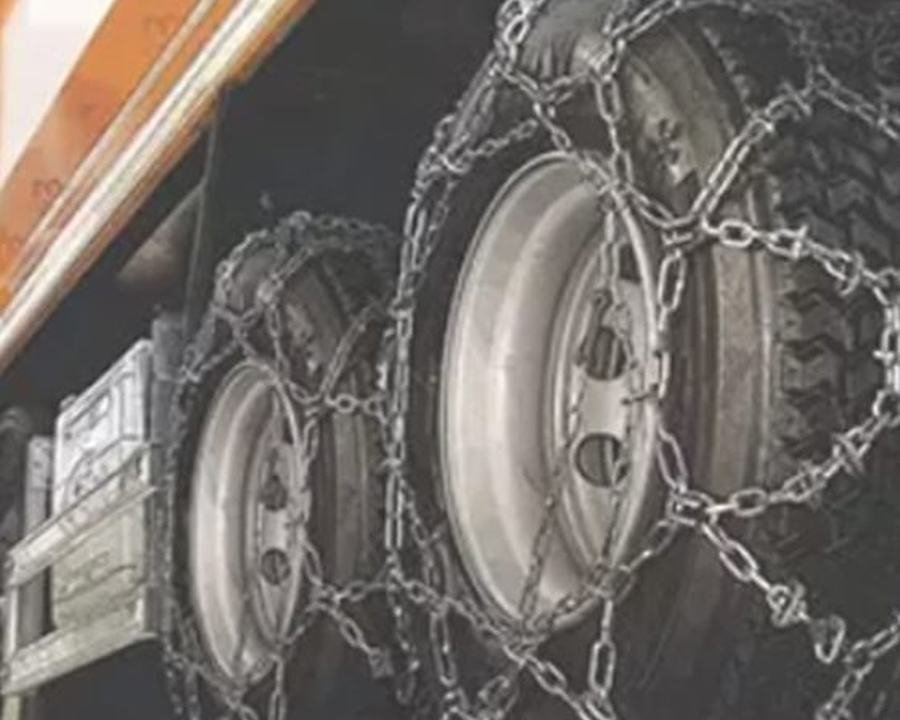 Heavy vehicle tires fitted with linked protection chains